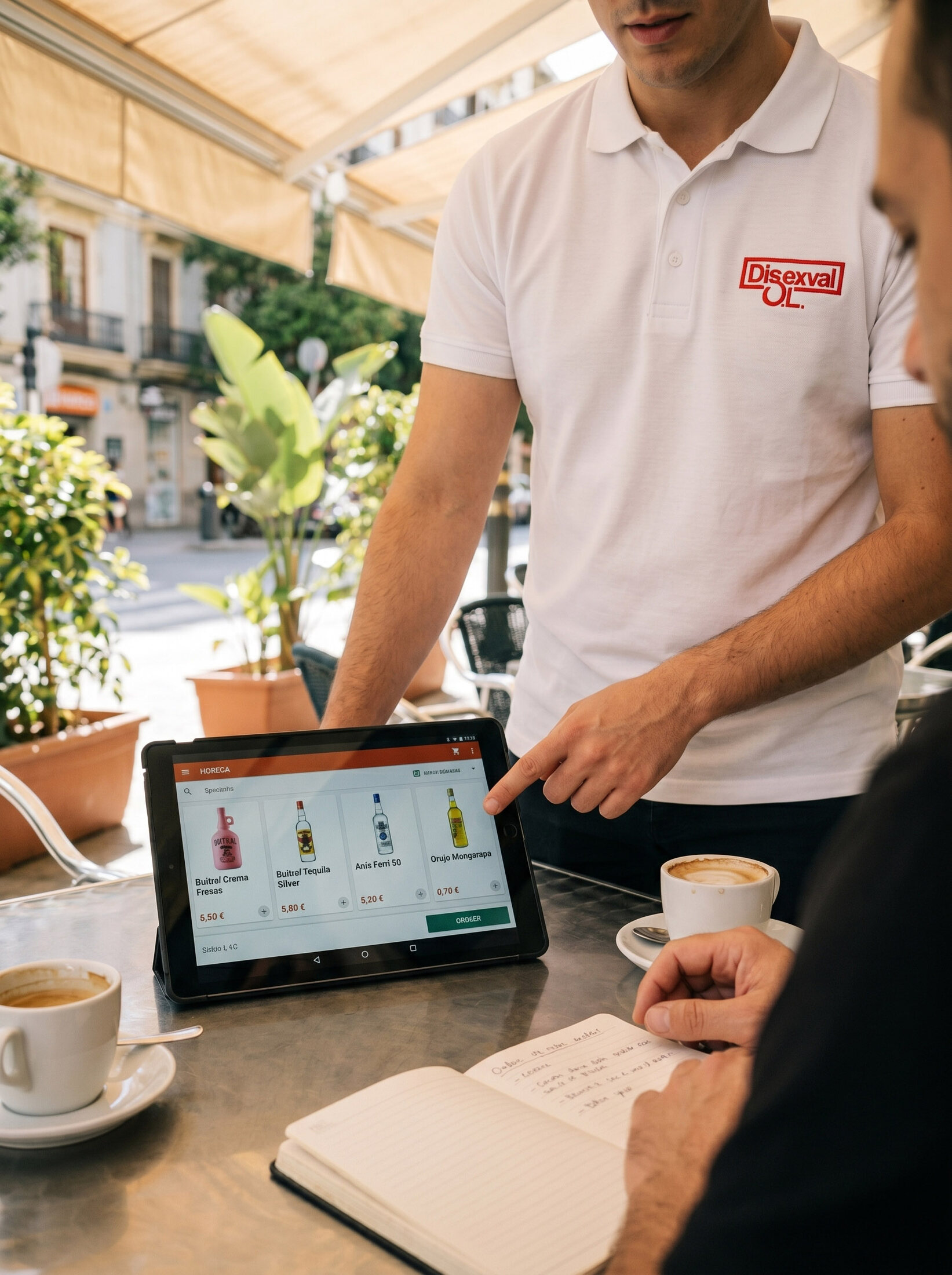 Comercial de Disexval atendiendo a un profesional HORECA en Valencia